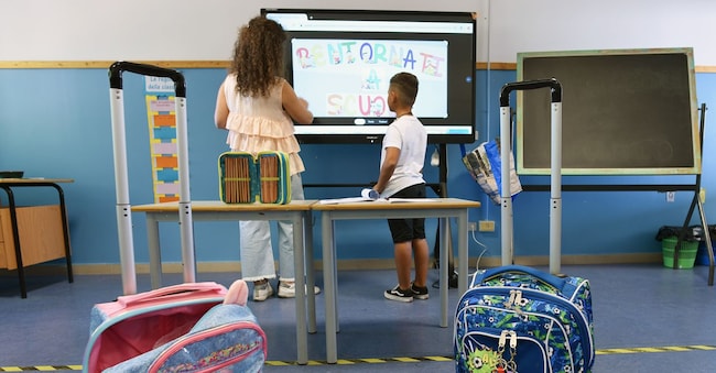 SCUOLA ELEMENTARE VITO DE FANO  INIZIO DELL'ANNO SCOLASTICO 2023 CLASSE BANCO BANCHI LEZIONE MAESTRA LAVAGNA