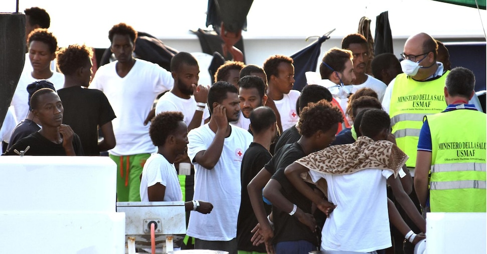 Migranti, nei primi otto mesi 2025 arrivi via mare cresciuti del 2%». Dalla Libia alla Tunisia, i paesi di partenza