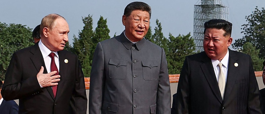 Il presidente russo Vladimir Putin cammina con il presidente cinese Xi Jinping e il leader della Corea del Nord Kim Jong in occasione della parata militare per l’80esimo anniversario della vittoria sul Giappone e la fine della Seconda guerra mondiale