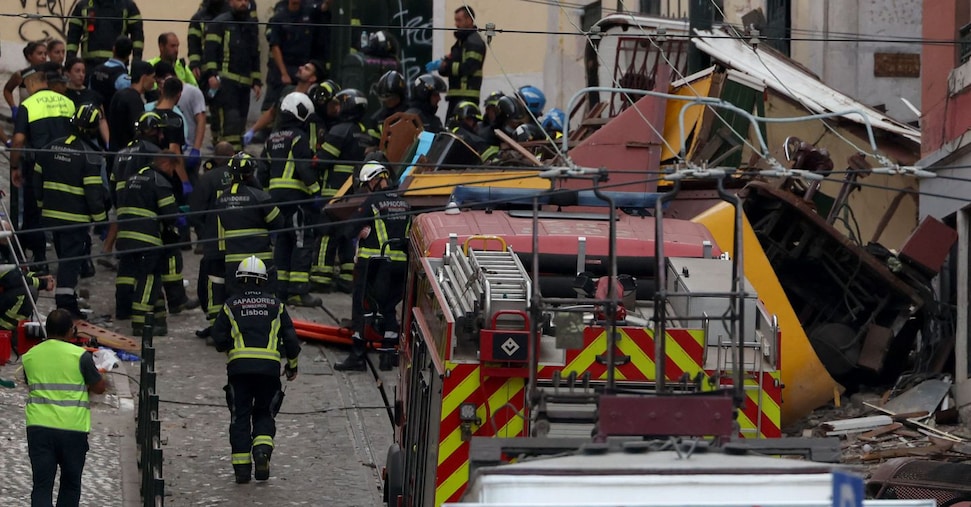 Media: «Deraglia funicolare a Lisbona, almeno 3 morti»
