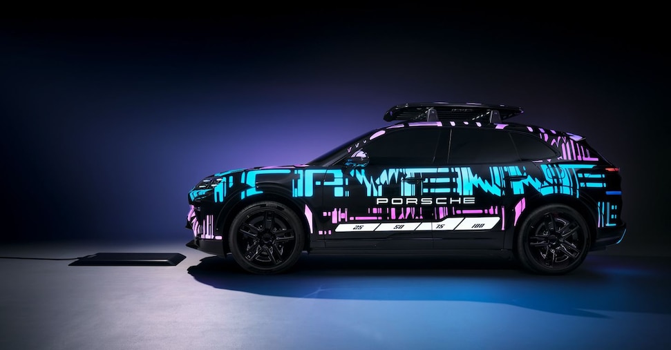 Porsche presenta con il concept della Cayenne elettrica la prima ricarica wireless al mondo