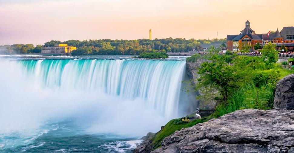 Tra vigneti e negozi vintage sotto le cascate del Niagara