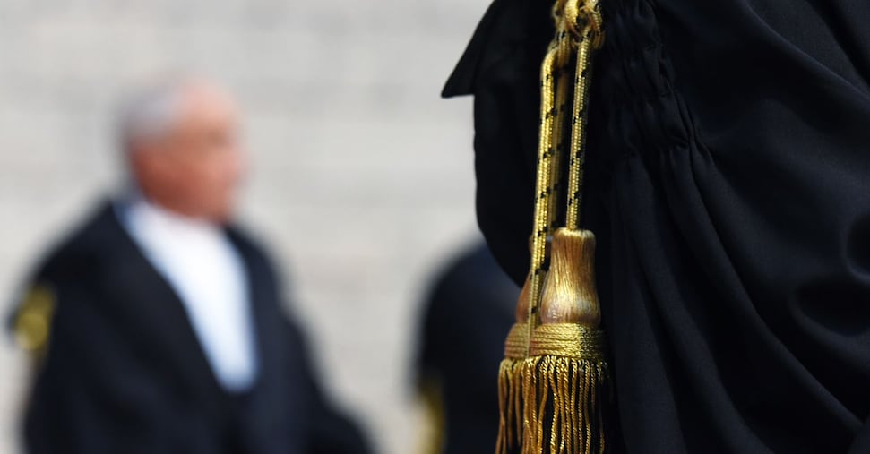 Legali, meno incompatibilità: potranno guidare le società Legali, meno incompatibilità: potranno guidare le società