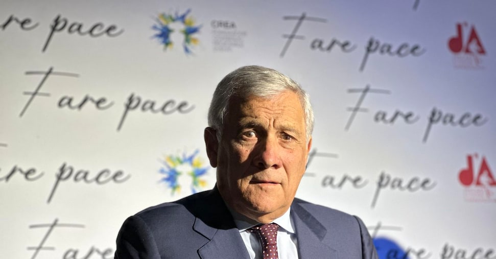 Dal sindaco di Milano alle feste di partito, Tajani alla conquista del centro: il corteggiamento verso Calenda