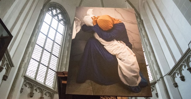 Amsterdam, Paesi Bassi - 19 aprile: la foto "Una donna palestinese abbraccia il corpo di sua nipote" di Mohammed Salem è stata nominata foto dell'anno durante l'annuncio dei vincitori del World Press Photo alla Nieuwe Kerk di Amsterdam.  (Foto di Mouneb Taim/Anadolu via Getty Images)