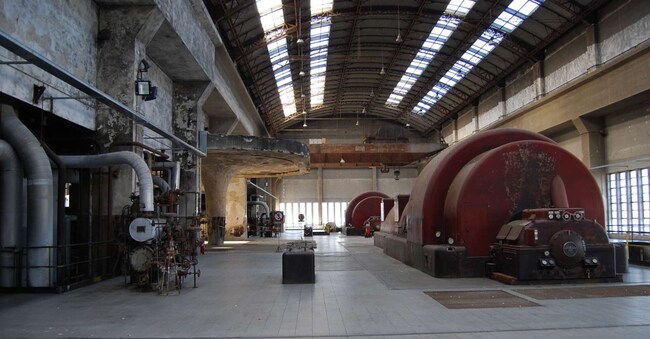 Una veduta dell’interno di una vecchia centrale a carbone a Bari 