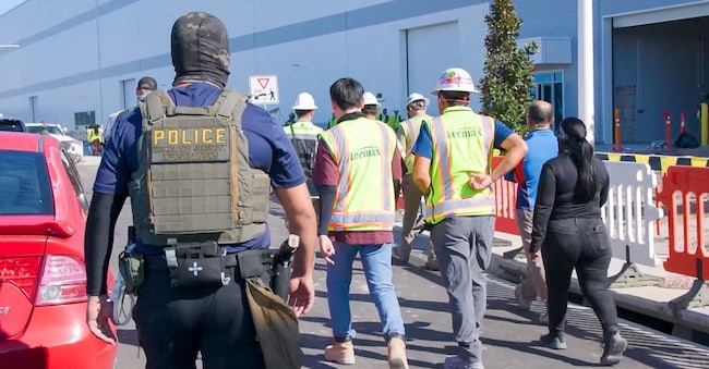 Una fase del raid con cui sono stati arrestati 475 lavoratori stranieri impegnati nel cantiere di un nuovo stabilimento in Georgia, nel Sud degli Stati Uniti