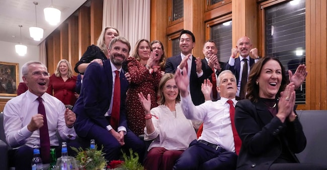  Il primo ministro norvegese Jonas Gahr Store (secondo a destra) all’arrivo dei primi risultati  presso la Casa del Popol, a Oslo