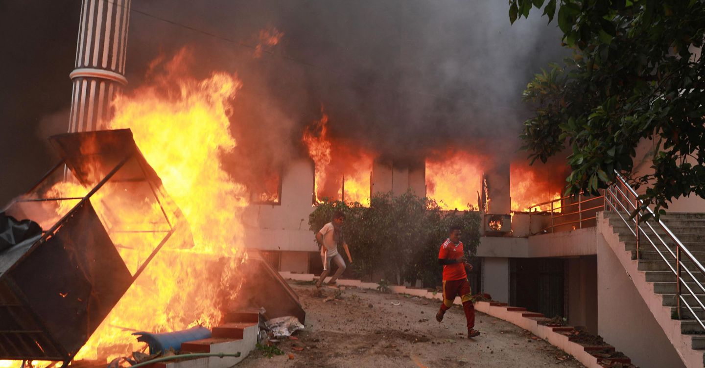 Nepal: il premier si è dimesso, Parlamento in fiamme. Morta la moglie dell’ex premier Khanal dopo l’assalto alla sua casa