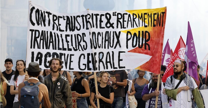 Manifestanti chiedono la fine dell'austerità durante una manifestazione del collettivo "Bloquons tout" (Blocca tutto) a Montpellier, Francia, 10 settembre 2025. In segno di protesta contro il bilancio di austerità del governo uscente, un collettivo online chiamato "Bloquons Tout" ha invitato tutti a bloccare l'intero Paese il 10 settembre con azioni simboliche.  EPA/GUILLAUME HORCAJUELO