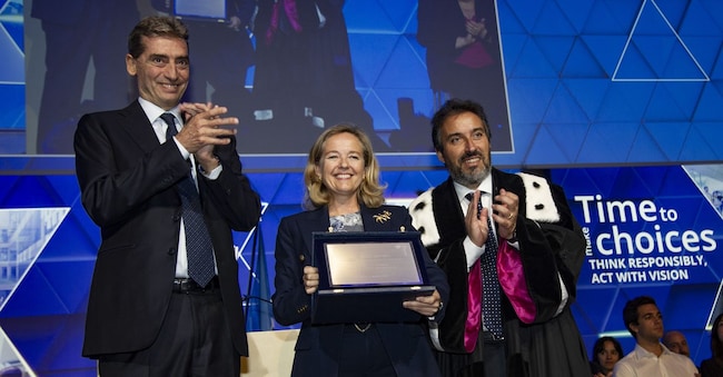 Andrea Sironi, Presidente Università Bocconi e Francesco Billari, Rettore dell’ Università Bocconi consegnano una targa a Nadia Maria Calvino Santamaria, presidente della Banca Europea degli Investimenti