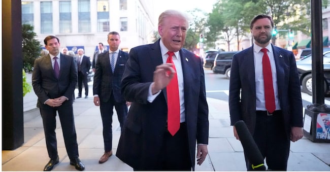 Il presidente Donald Trump parla con i giornalisti prima di entrare in un ristorante vicino alla Casa Bianca, martedì 9 settembre 2025, a Washington, per cenare con il segretario di Stato Marco Rubio, il segretario alla Difesa Pete Hegseth e il vicepresidente JD Vance. (Foto AP/Alex Brandon)