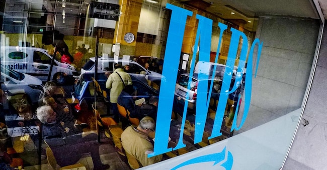 Folla in uno  degli sportelli INPS.  (ANSA / Ciro Fusco)