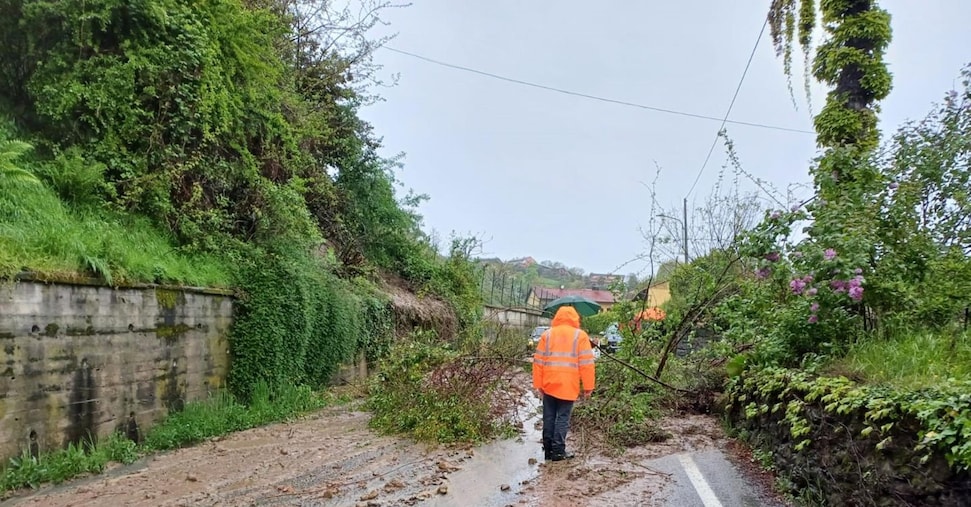 Maltempo, in Lombardia treno fermato a pochi metri voragine. Frana all’Elba: isolate 200 persone Maltempo, in Lombardia treno fermato a pochi metri voragine. Frana all’Elba: isolate 200 persone