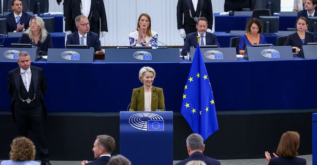 European Commission President Ursula von der Leyen is applauded after delivering the State of the European Union address to the European Parliament, in Strasbourg, France, September 10, 2025. REUTERS/Yves Herman