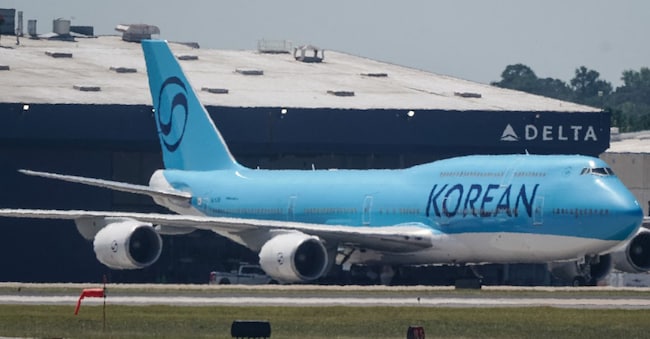Il Boeing 747-8I della Korean Air proveniente da Seul, destinato a rimpatriare centinaia di lavoratori sudcoreani arrestati la scorsa settimana durante un raid di immigrazione presso uno stabilimento di batterie Hyundai-LG in costruzione nello stato americano della Georgia, è stato avvistato nell’area cargo dell’aeroporto internazionale Hartsfield-Jackson di Atlanta, in Georgia, il 10 settembre 2025. Sebbene non sia stata ancora fissata una data ufficiale per il volo di ritorno, l’operazione è stata il più grande raid in un singolo luogo condotto nell’ambito della stretta sull’immigrazione del presidente degli Stati Uniti Donald Trump (Foto di Elijah Nouvelage / AFP)