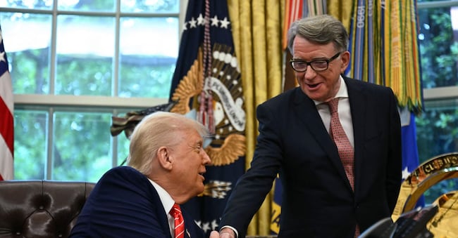 (FILES) Donald Trump e Peter Mandelson il 5 maggio nello Studio Ovale. (Photo by Jim WATSON / AFP)