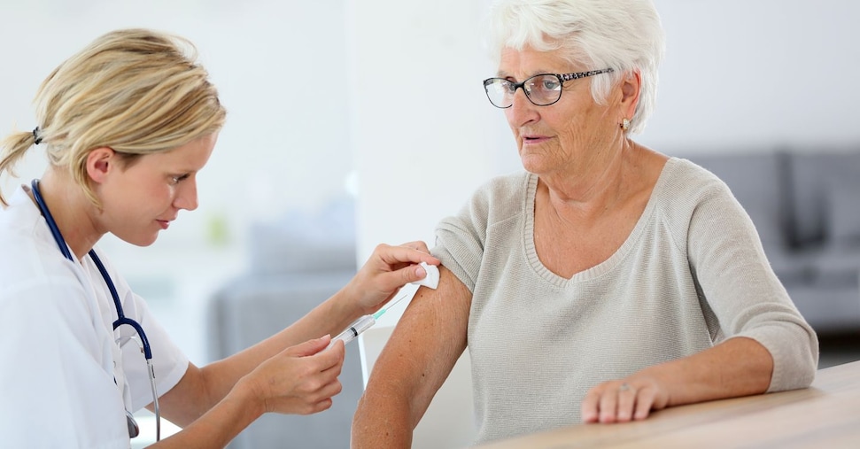 Influenza, il monito degli esperti: vaccini indispensabili per gli anziani e per la tenuta degli ospedali