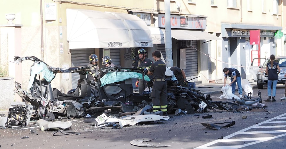 A Bologna auto si disintegra contro palo durante inseguimento Polizia: morto 18enne