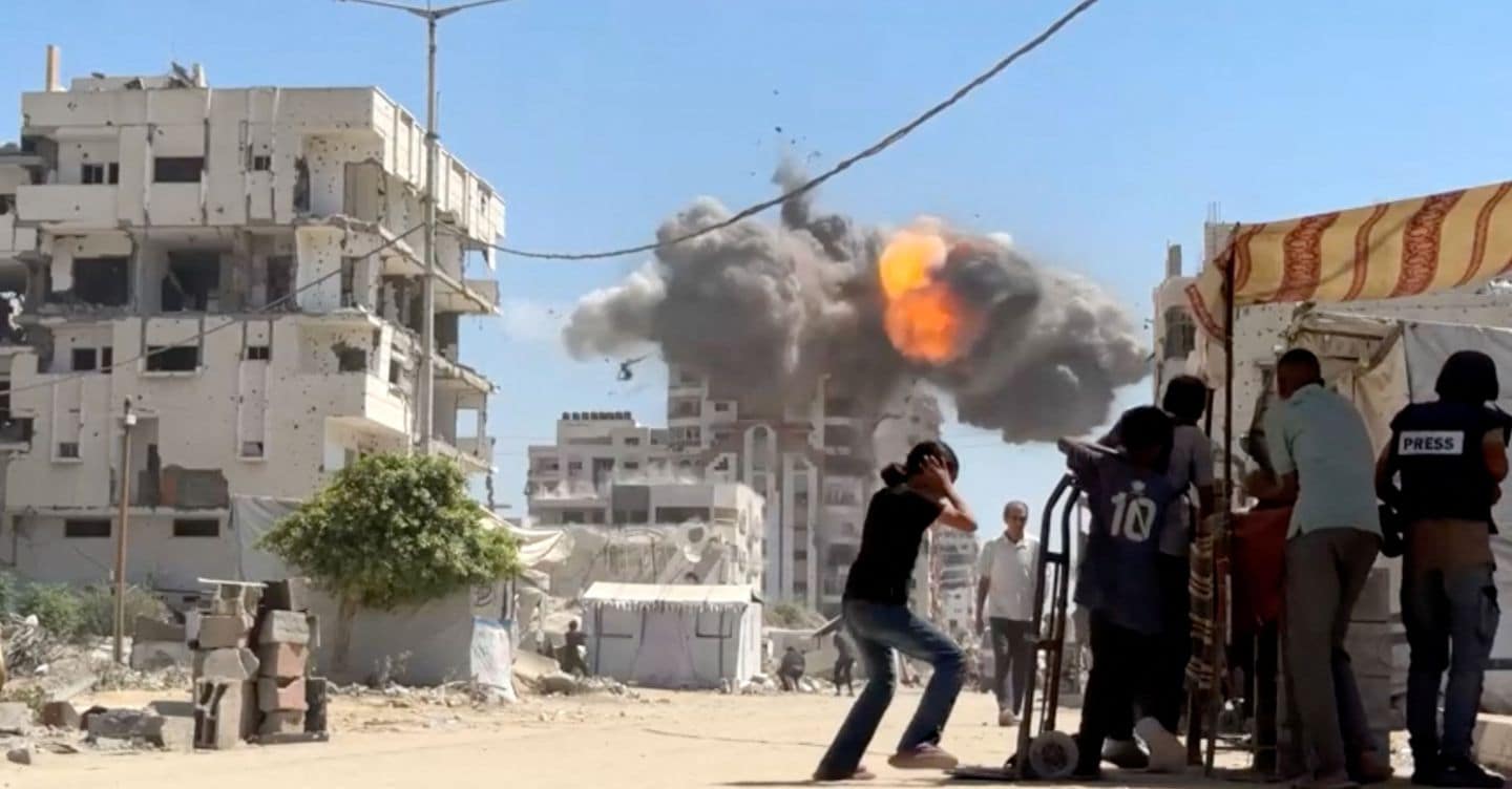 Gaza, Israele schiera centinaia di carri armati. Katz: «La città è un castello di carte»