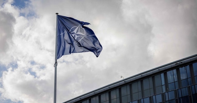 La bandiera Nato sventola davanti al quartier generale dell’alleanza, a Bruxelles (Afp)