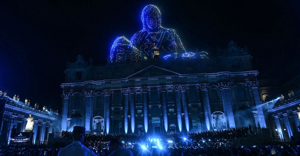 Concerto in piazza San Pietro, cardinale Gambetti: «No alla guerra e sì alla pace»