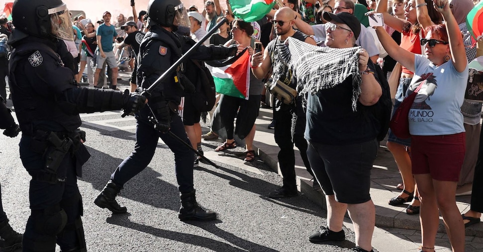 Spagna, scontri e cariche alla protesta pro-Pal a Madrid
