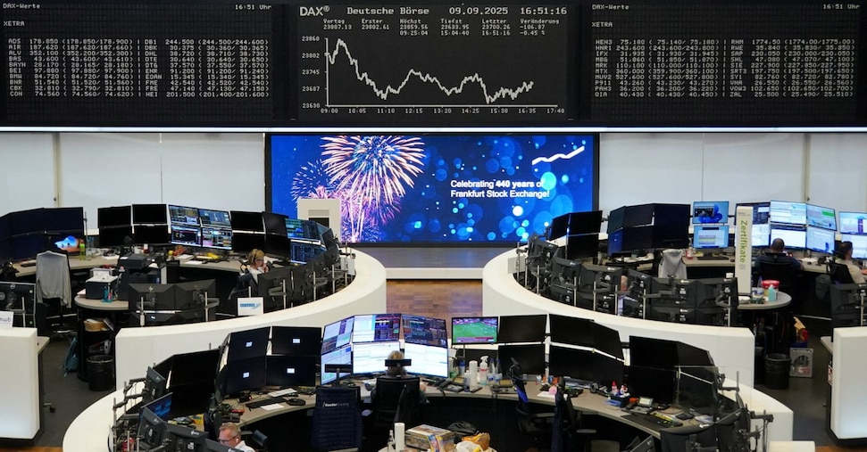 Borse, Asia mista. In Cina frenano produzione industriale e vendite al dettaglio
