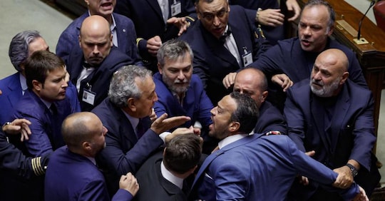 Momenti di tensione tra deputati durante la votazione finale del disegno di legge costituzionale sulla riforma della magistratura per la separazione della carriere, Camera dei Deputati, Roma18 settembre 2025. ANSA/FABIO FRUSTACI
