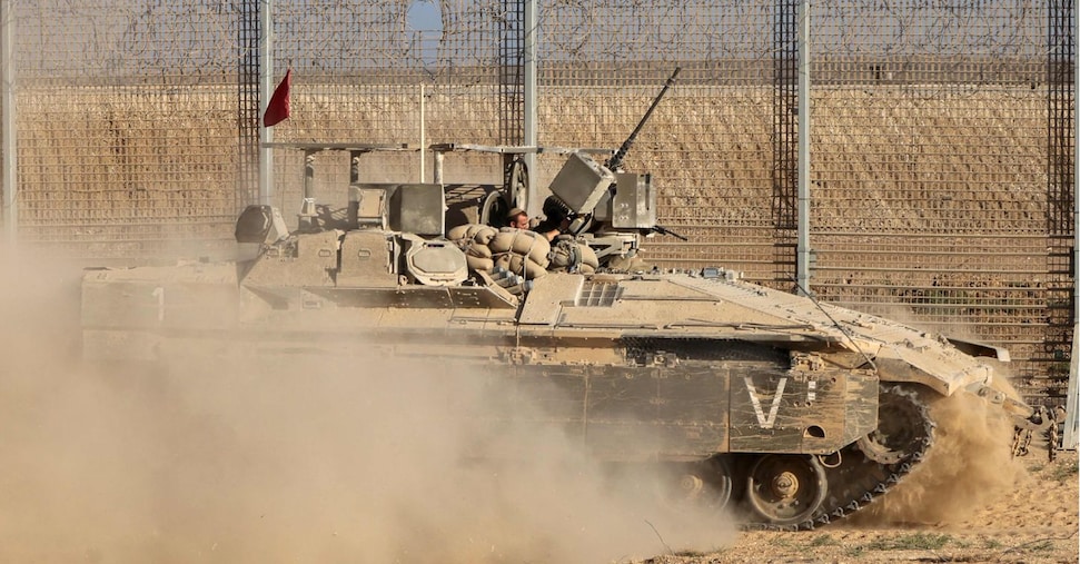 Carri armati e raid aerei, Gaza City sotto attacco di Israele. Katz: «Gaza brucia»