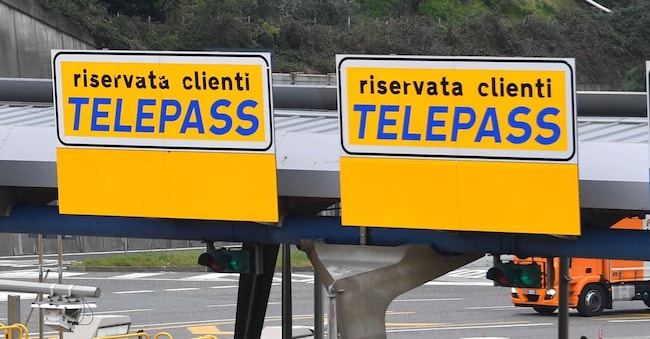 Corsie preferenziali Telepass al casello di Genova Aeroporto (ANSA/Luca Zennaro)