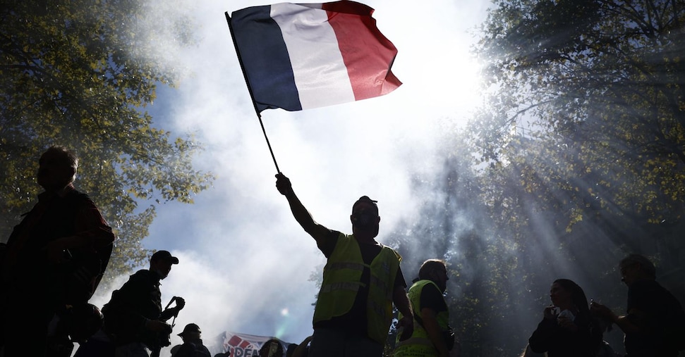 Francia, mezzo milione in piazza contro i tagli: un messaggio a Lecornu Francia, mezzo milione in piazza contro i tagli: un messaggio a Lecornu