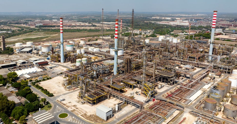 Allarme nell’ex Ilva di Taranto, droni misteriosi sorvolano fabbrica Allarme nell’ex Ilva di Taranto, droni misteriosi sorvolano fabbrica