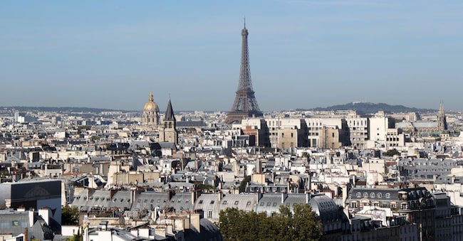 Una veduta generale della Torre Eiffel vista dalla Cattedrale di Notre-Dame.  EPA/LUDOVIC MARIN / POOL MAXPPP OUT