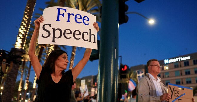 Una manifestazione di protesta in California dopo il siluramento di Jimmy Kimmel da parte della Abc. REUTERS/David Swanson