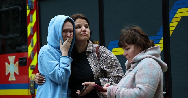 In questa fotografia scattata e diffusa dal Servizio di emergenza ucraino il 20 settembre 2025, si vedono i residenti reagire sul luogo di un attacco aereo a Dnipro, durante l’invasione russa dell’Ucraina. La Russia ha lanciato 40 missili e circa 580 droni contro l’Ucraina in un “attacco massiccio” che ha causato tre morti e decine di feriti, ha dichiarato il presidente ucraino il 20 settembre 2025. (Foto di Handout / SERVIZIO DI EMERGENZA UCRAINO / AFP)