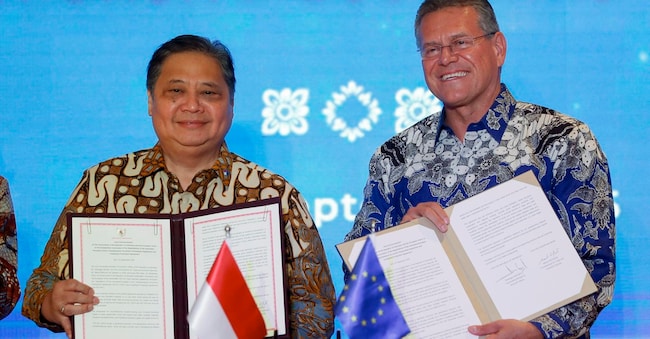  Il ministro coordinatore indonesiano per gli Affari economici Airlangga Hartarto (a sinistra) e il commissario europeo per il Commercio, la sicurezza economica, le relazioni interistituzionali e la trasparenza Maros Sefcovic (a destra) tengono in mano dei documenti durante una conferenza stampa a Nusa Dua, Bali, Indonesia, 23 settembre 2025. L'Unione Europea e l'Indonesia hanno finalizzato e firmato l'Accordo di partenariato economico globale a Bali.  EPA/MADE NAGI