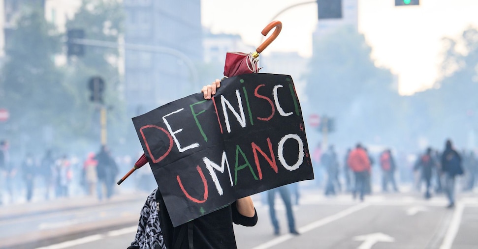 Scontri in corteo a Milano: 5 arresti. Due ragazze accusate di resistenza aggravata Scontri in corteo a Milano: 5 arresti. Due ragazze accusate di resistenza aggravata