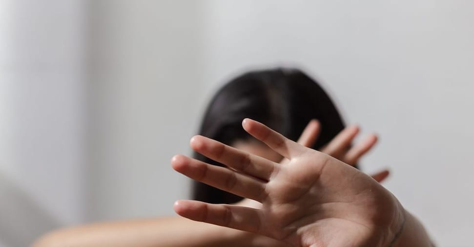 «Cicciona, fai schifo!» alla figlia undicenne, padre condannato per maltrattamenti – La sentenza