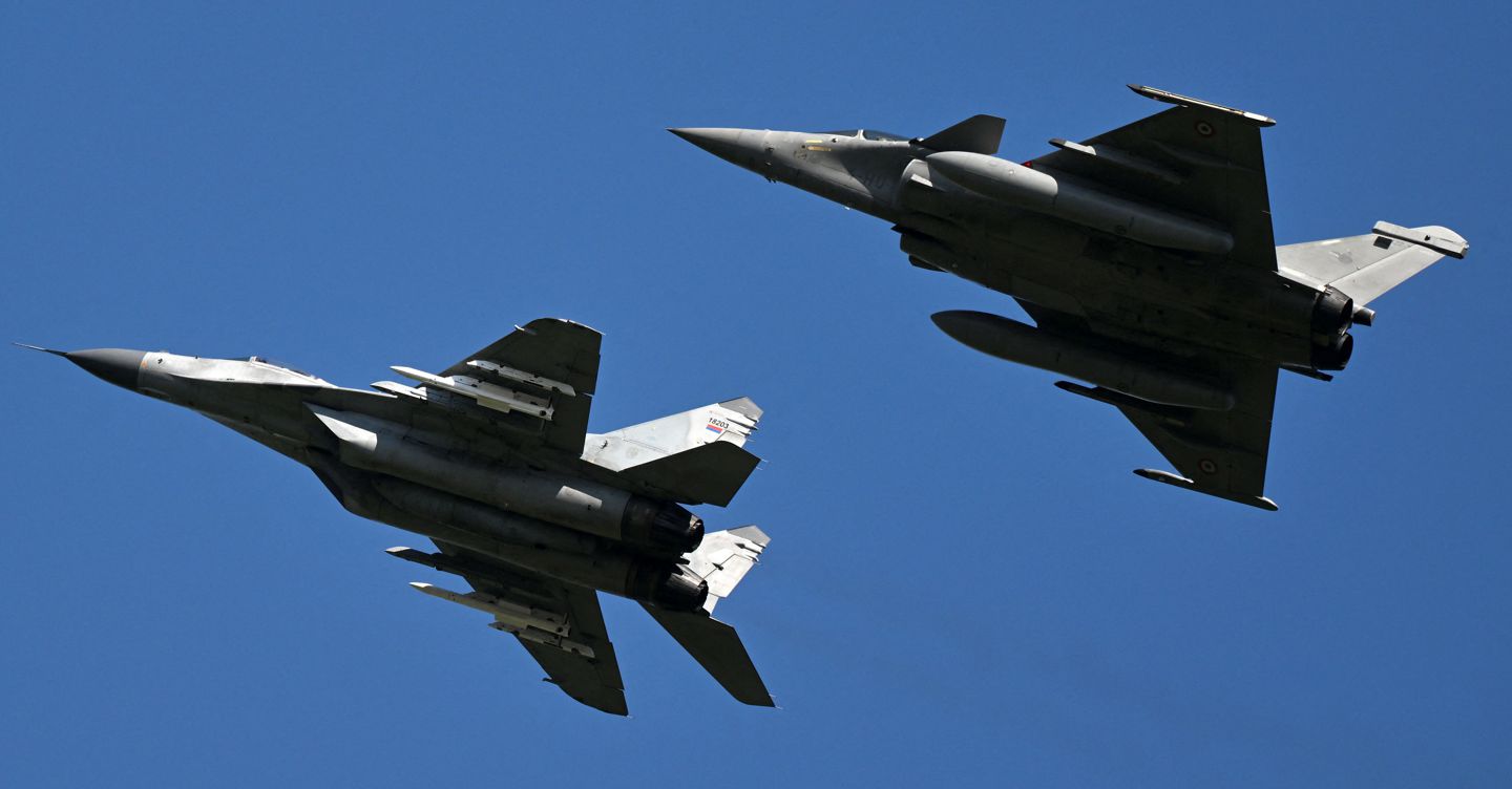 Caccia Nato intercettano 5 jet russi vicino alla Danimarca. Zelensky: «Dopo la pace non mi ricandido»