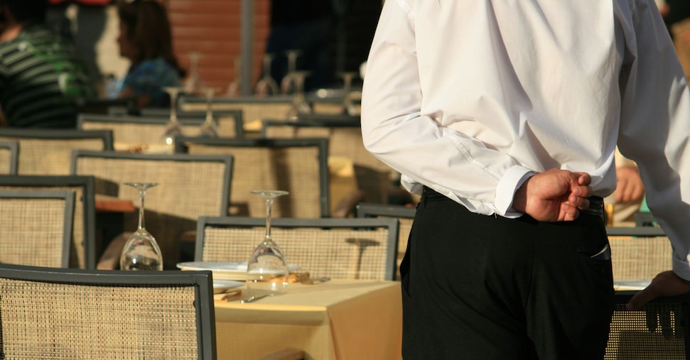 Lavoro, alloggi e ristorazione trainano le assunzioni: boom di contratti stagionali