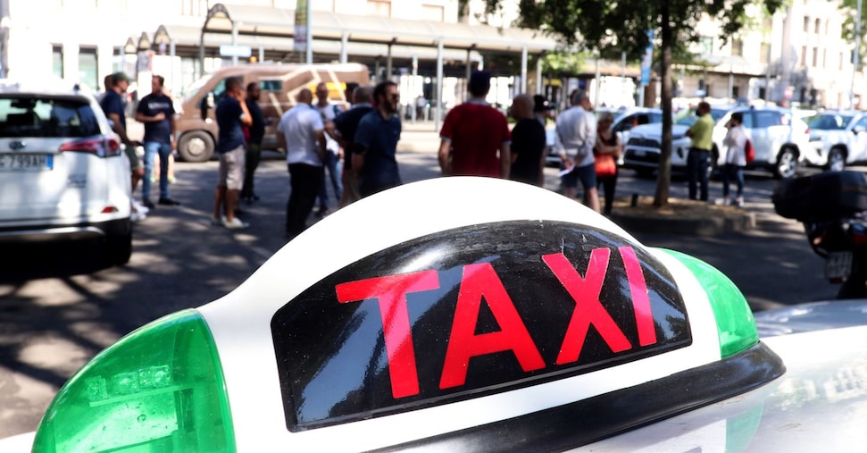 L’estate nera dei taxi: più di un terzo dei romani e dei milanesi in coda per un mezzo spesso introvabile