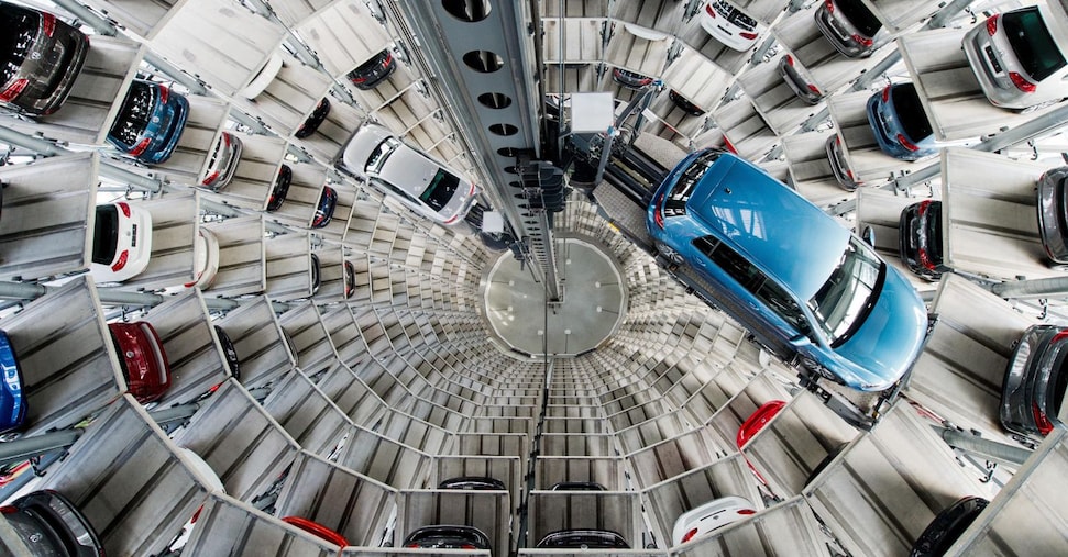 Volkswagen: domanda debole, taglio alle elettriche. Tesla, torna lo scontro con Trump