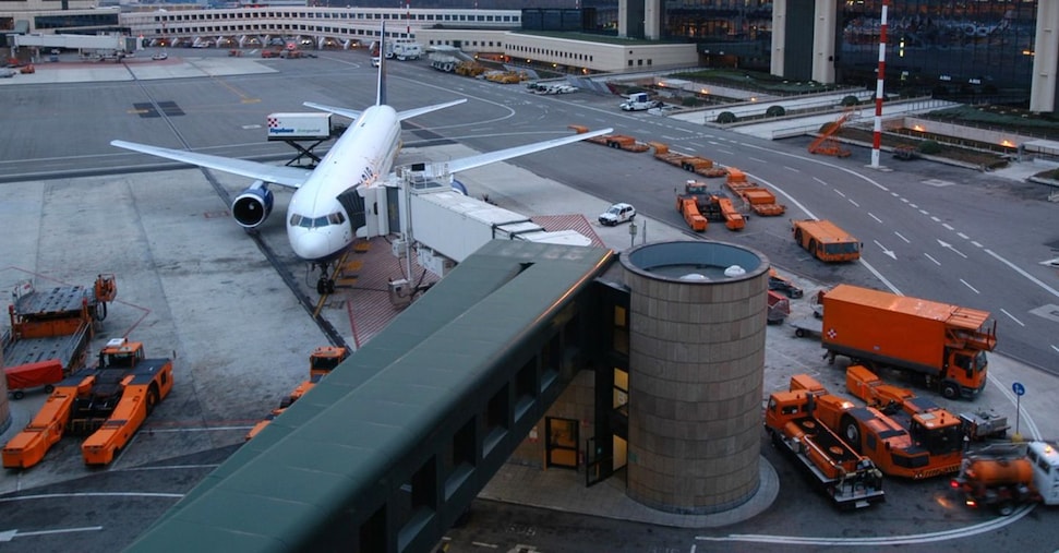 Sequestrati 1.980 farmaci e 57 litri di insetticida vietato a Malpensa