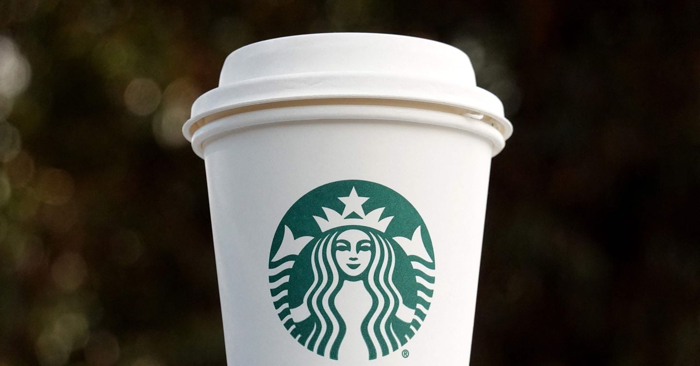 Il caffè di Starbucks è amaro: 100 chiusure e 900 licenziamenti