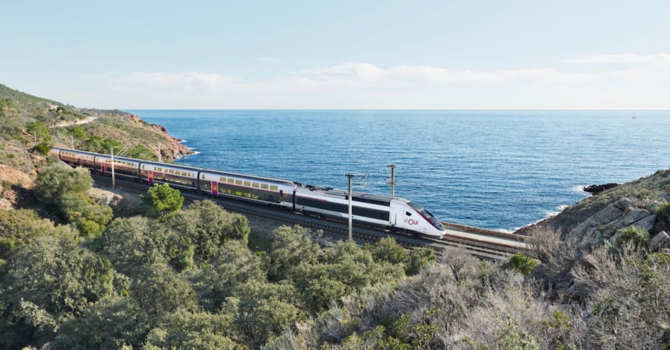 Viaggiare in treno con passeggeri in aumento grazie a collegamenti sempre più veloci e confortevoli