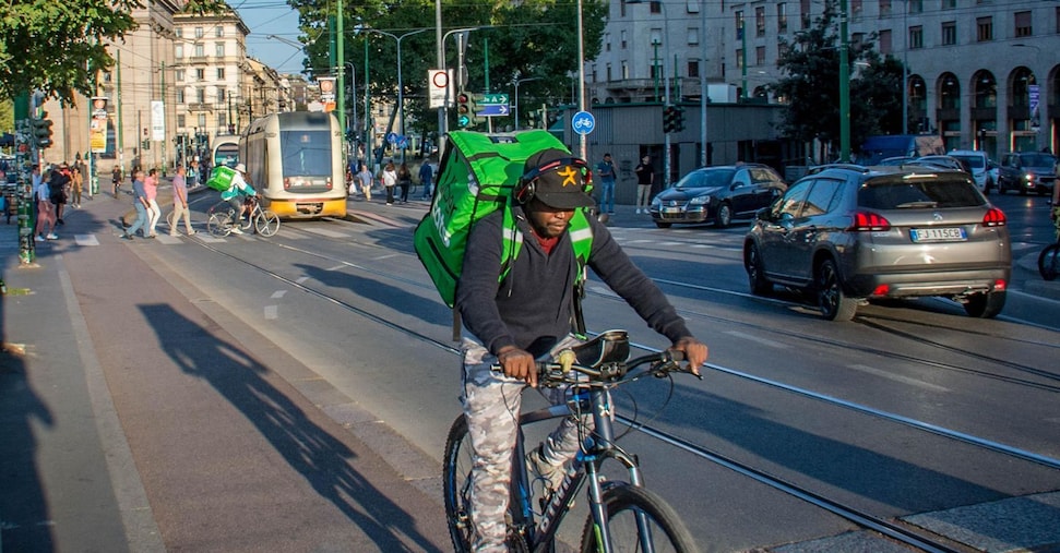 Il racket dei caporali che sottraggono fino al 50% dei guadagni ai rider