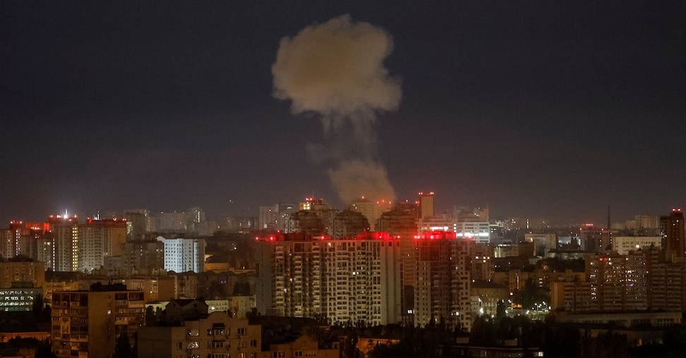 Ucraina, attacco con centinaia di missili e droni: quattro morti. La Polonia alza i caccia