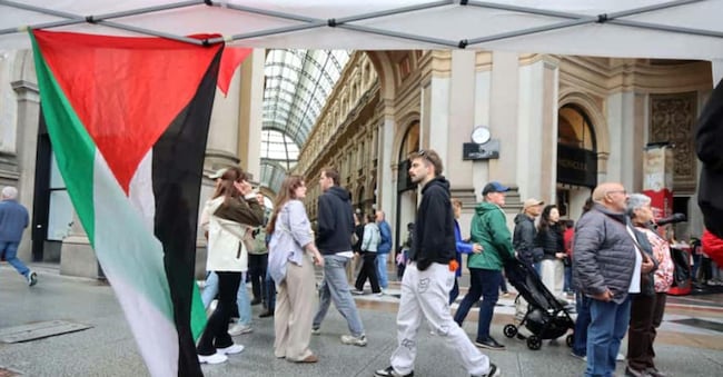 Tende per la 'Sumud Flotilla' occupano Piazza della Scala a Milano, 27 settembre 2025. ANSA/PAOLO SALMOIRAGO