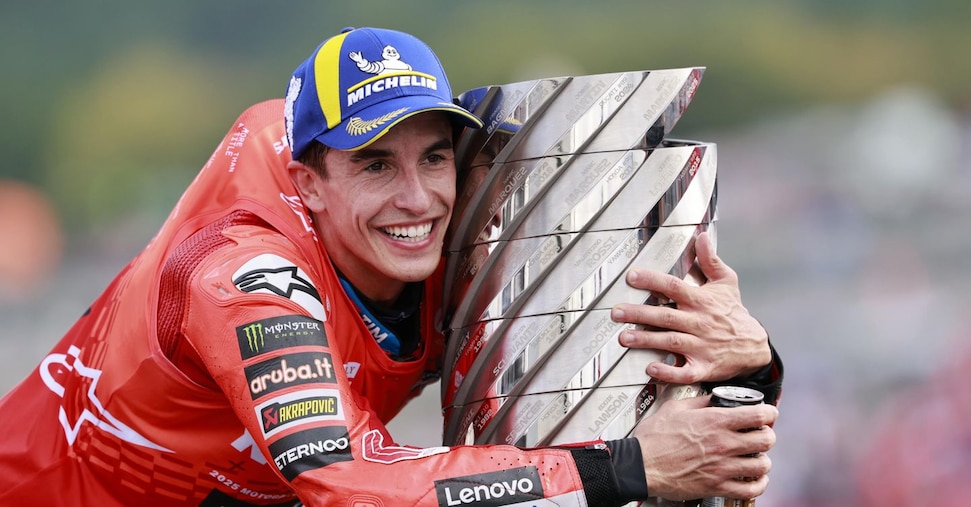 MotoGP, Marquez vince il nono Mondiale e raggiunge Rossi. Ecco come è cambiato il suo stile di guida in Ducati MotoGP, Marquez vince il nono Mondiale e raggiunge Rossi. Ecco come è cambiato il suo stile di guida in Ducati
